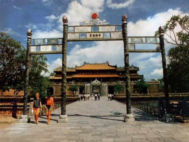 hue01.jpg (62370 bytes)