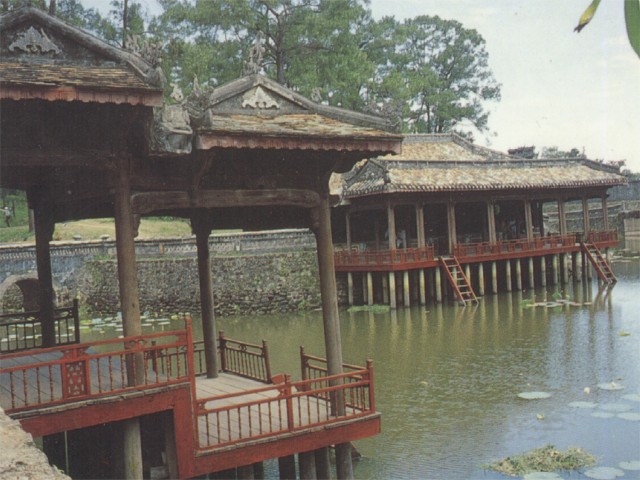 tuduc02a.jpg (91454 bytes)